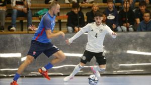 Futsal-Nationalspieler Suad Ak (re.) steht mit dem TSV Weilimdorf im Finale gegen Hot 05 oder Jahn Regensburg.  Foto: Pressefoto Baumann/Hansjürgen Britsch Foto:  