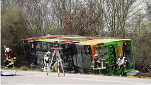 Der Bus kam aus bislang unbekannter Ursache von der Fahrbahn ab und stürzte auf die Seite. Foto: dpa/Jan Woitas