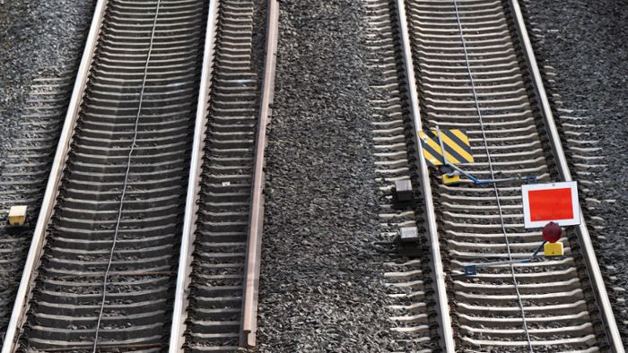 Bahn erneuert  2000 Kilometer  Gleise und hunderte Bahnhöfe