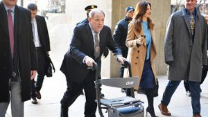Januar 2020 in New York: Harvey Weinstein (m.) auf dem Weg ins Gericht. Foto: ddp images