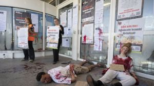 Blutige Inszenierung: Zwei Aktivsten stellen sich am Eingangsbereich des Flughafens tot. Foto: Letzte Generation Stuttgart