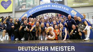 Die Spielerinnen von Allianz feiern ihre dritte deutsche Meisterschaft nacheinander ausgelassen. Foto: Baumann