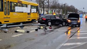 Durch den Aufprall des Zusammenstoßes wurde das Auto unter anderem gegen einen Ampelmast geschoben. Foto: Andreas Rosar/Fotoagentur Stuttgart