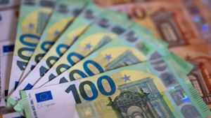 Österreichische Zollbeamte haben eine große Menge Geld beschlagnahmt. Foto: dpa/Monika Skolimowska