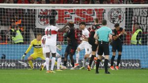 Der Schlusspunkt eines fulminanten Spiels: Leverkusens Robert Andrich (Dritter von rechts) trifft gegen den VfB Stuttgart. Foto: Baumann/Hansjürgen Britsch