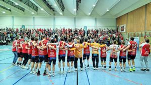 Gemeinsamer Jubel: Handballer des TVOe nach ihrem finalen Heimspiel Foto: Maximilian Hamm