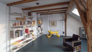 Das Wohnzimmer mit den auffallenden Möbeln wie der Goofy-Bank ist ebenfalls  in zwei Bereiche unterteilt: Einerseits in Bibliothek und Homeoffice . . .  Foto: studio 211