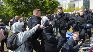 Bei der Räumung eines Camps vor dem Reichstag in Berlin ist es zu Zusammenstößen zwischen Polizei und Demonstranten gekommen. Foto: dpa/Paul Zinken