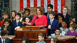 Umrahmt von ihren Enkelkindern und weiteren Abgeordnetenkindern eröffnet Nancy Pelosi als Sprecherin des Repräsentantenhauses die neue Amtsperiode. Foto: AFP