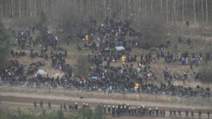 Migranten an der Grenze zu Polen: Die Menschen müssen bei Temperaturen um den Gefrierpunkt in Zelten im Wald ausharren. Foto: dpa/---