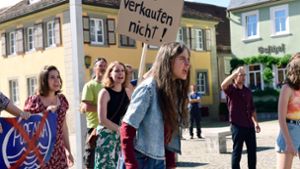 Protest in Lauterbronn: Hannah Schiller verkörpert im Spielfilm  „Bis zum letzten Tropfen“ die renitente   Tochter des Bürgermeisters. Foto: SWR/diwafilm/Jürgen Olczyk
