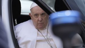 Papst Franziskus nachdem er aus dem Krankenhaus entlassen wurde. Foto: dpa/Andrew Medichini