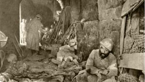 Französische Sanitäter kümmern sich im Jahr 1916 um schwer verletzte Soldaten in dem von deutschen Truppen völlig zerstörten Fort de Vaux bei Verdun. Foto: Imago/Classic Vision