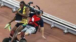 Nach seinem Sieg über die 200 Meter ist der jamaikanische Sprint-Star Usain Bolt von einem Kameramann umgefahren worden. Foto: EPA