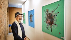 Atif Durakovic hat Gemälde wie seine Serie „Farbexplosion“ in Baltmannsweiler ausgestellt. Foto: Roberto Bulgrin