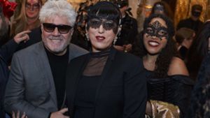 Der spanische Regisseur und Oscargewinner Pedro Almodovar und seine Muse Rossy de Palma (Mitte) ließen sich den Maskenball des Modelabels Dior nicht entgehen. Foto: Getty Images Europe