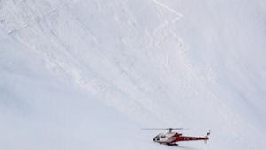 Der Sohn alarmiert die Rettungskräfte, die den Mann aus zwei Metern Tiefe bergen können (Symbolbild). Foto: dpa/Valentin Flauraud