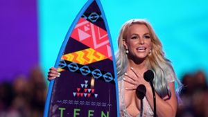 Ich und mein Surfboard: Britney Spears bei den Teen Choice Awards in Los Angeles Foto: AP