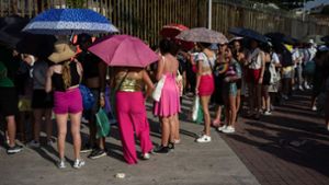 Mit Schirmen schützen sich die Menschen beim Taylor-Swift-Konzert vor der sengenden Sonne. Foto: AFP/TERCIO TEIXEIRA