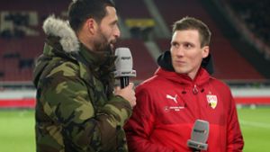 Immer noch nah am Geschehen: Ex-Nationalstürmer Kevin Kuranyi (li.) im Gespräch mit VfB-Trainer Hannes Wolf. Foto: Baumann
