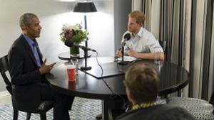 Der ehemalige US-Präsident Barack Obama spricht mit Prinz Harry. Foto: Kensington Palace courtesy of The Obama Foundation