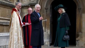 Charles und Camilla vor der Kirche in Windsor. Foto: dpa/Hollie Adams