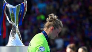 Lieber nicht hinsehen: Alexandra Popp geht mit gesenktem Kopf am Pokal vorbei. Foto: AFP/John Thys