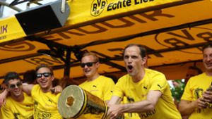 BVB-Trainer Thomas Tuchel feierte noch am Sonntag in Dortmund mit seiner Mannschaft und tausenden Fans den Sieg des DFB-Pokals. Foto: dpa