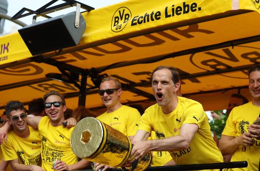 BVB-Trainer Thomas Tuchel feierte noch am Sonntag in Dortmund mit seiner Mannschaft und tausenden Fans den Sieg des DFB-Pokals. Foto: dpa