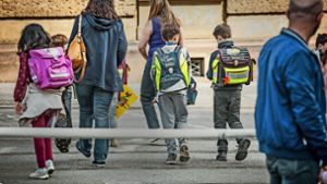 Grundschüler sollten möglichst zu Fuß zur Schule gehen. Doch welche Strecke ist in dem Alter  zumutbar? Darüber gibt es unterschiedliche Auffassungen. Foto: Lichtgut/Julian Rettig
