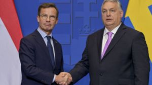 Handschlag vor wenigen Tagen: Schwedens Ministerpräsident Ulf Kristersson (li.) und Ungarns Premier Viktor Orban  in Budapest. Foto: dpa/Denes Erdos