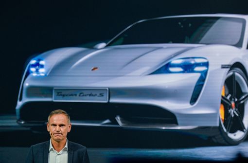 Ein Mann und ein Auto: Porsche-Chef Oliver Blume hält wenig von wenig von Regulierungen. Foto: Getty Images/Sascha Schuermann