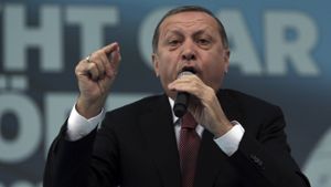 Weitere 10.000 türkische Beamte entlassen