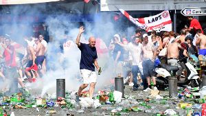 Bei der Fußball-EM kommt es zu gewalttätigen Auseinandersetzungen zwischen Fans von England und Russland. Foto: AFP