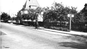 1942 ist auf der Vaihinger Hauptstraße noch Platz für einen baulich von Fußgängern und Autos getrennten Radweg. Wie es in dieser Straße 1942 noch aussah, zeigt die Bildergalerie. Foto: Stadtarchiv/FN250-101