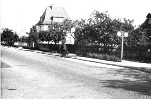 1942 ist auf der Vaihinger Hauptstraße noch Platz für einen baulich von Fußgängern und Autos getrennten Radweg. Wie es in dieser Straße 1942 noch aussah, zeigt die Bildergalerie. Foto: Stadtarchiv/FN250-101