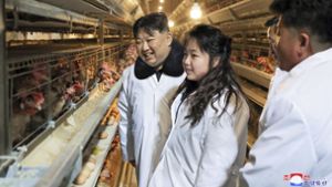 Der Diktator gibt sich gerne volkstümlich: Dieses von der nordkoreanischen Regierung zur Verfügung gestellte Foto zeigt Kim Jong Un (Mi.) am 7. Januar 2024  mit seiner Tochter bei der Besichtigung einer neu errichteten Hühnerfarm in Hwangju. Foto: Korean Central News Agency/Korea News Service/AP/dpa