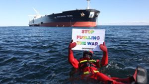 Aktivisten verhinderten die Verladung von russischem Öl. Foto: AFP/KRISTIAN BUUS