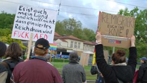 Mit Schildern und lauten Rufen wurde  vor dem Kleinen Kursaal gegen den AfD-Bürgerdialog protestiert. Foto: Sebastian Steegmüller