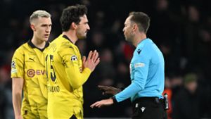 Dortmunds Mats Hummels diskutiert nach der Elfmeter-Entscheidung mit Schiedsrichter Srdjan Jovanovic. Foto: Federico Gambarini/dpa