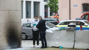 Ermittler der Polizei sammeln Beweise an der Synagoge in Ulm. (Archivbild) Foto: dpa/Ralf Zwiebler
