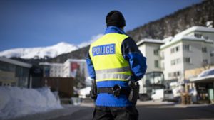 Die Polizei sichert den Schweizer Bergort Davos, wo mehr als 3000 Gäste zum Weltwirtschaftsforum erwartet werden. Foto: dpa