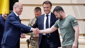 Per Handschlag begrüßt der ukrainische Präsident Selenskyj Kanzler Scholz in Kiew, der zusammen mit Frankreichs Staatschef Macron angereist ist. Foto: AFP/Ludovic Marin