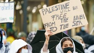 Bei einer propalästinensischen Demonstration in Frankfurt darf die Stadt die umstrittene Parole From the river to the sea nicht verbieten. Foto: Axel Heimken/dpa/Symbolbild