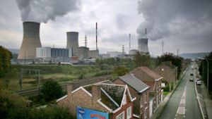 Ein Meiler des Atomkraftwerks Tihange soll bis 2035 weiter am Netz bleiben. Ein anderer Block soll wegen Sicherheitsbedenken abgeschaltet werden. Foto: dpa/Oliver Berg