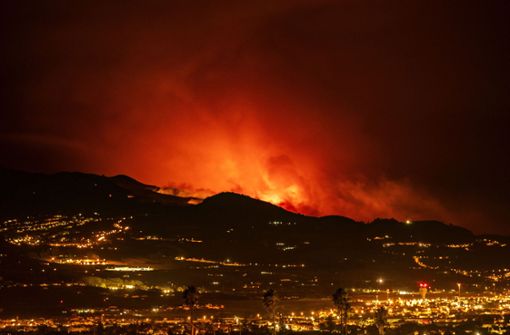 Am Horizont sind Flammen zu sehen, während sich das Feuer durch den Wald auf die Stadt San Cristobál de La Laguna und den Flughafen Los Rodeos zubewegt. Foto: AP/dpa/Arturo Rodriguez
