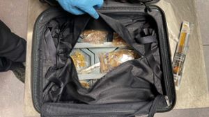 Der Schmuck war im Innenfutter eines Reisekoffers versteckt. Foto: Hauptzollamt Stuttgart