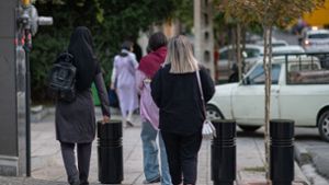 Frauen mit und ohne Kopftuch sind in Teheran unterwegs. Foto: Arne Immanuel Bänsch/dpa