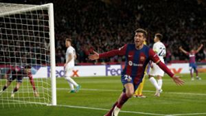 Barcelonas Sergi Roberto feiert das dritte Tor seiner Mannschaft, das von Barcelonas Robert Lewandowski (l) erzielt wurde. Foto: Joan Monfort/AP/dpa