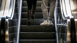 Diebstahl in Stuttgart-Degerloch: Taschendiebe bestehlen 79-Jährige auf Rolltreppe – Polizei sucht Zeugen